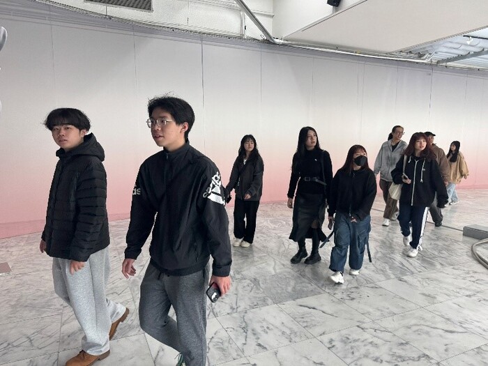 學生們參觀展間圖片