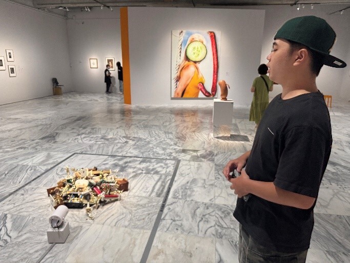 學生進行作品說明圖片
