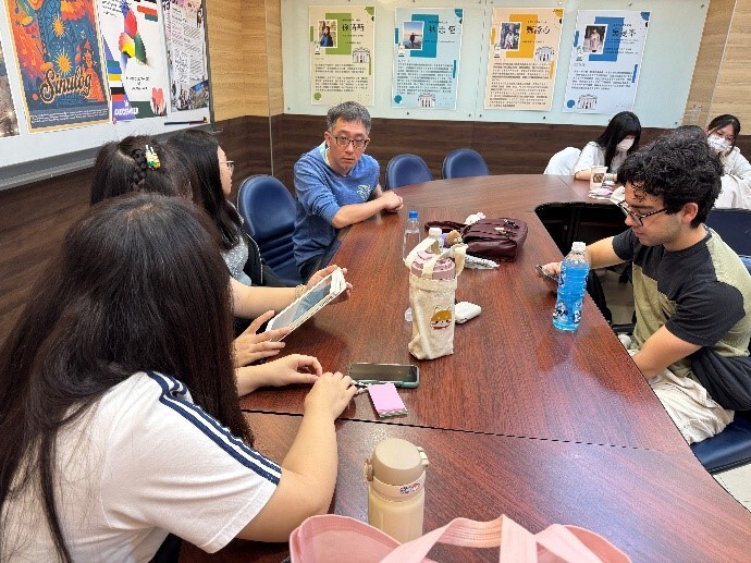 老師給予學生們建議圖片