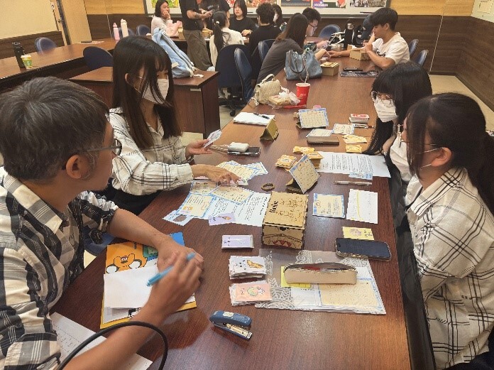 老師聽取各組成果介紹圖片