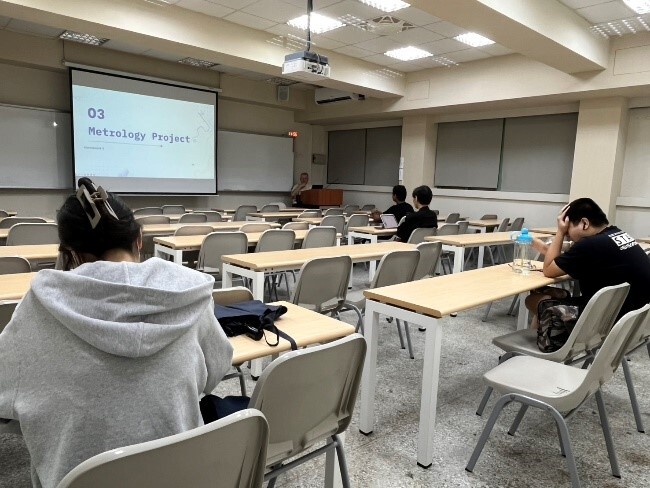 老師正在說明作業相關訊息圖片