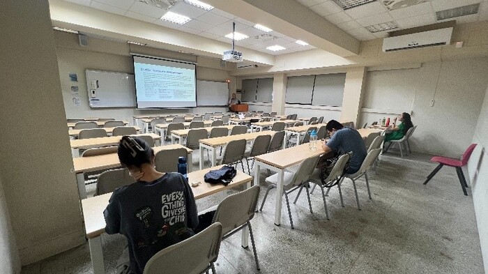 老師正在說明壓力量測圖片
