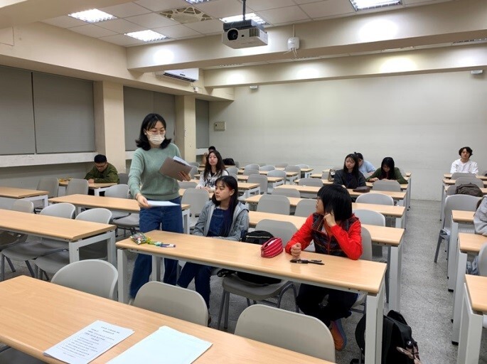 高老師發下試卷及答案卷圖片
