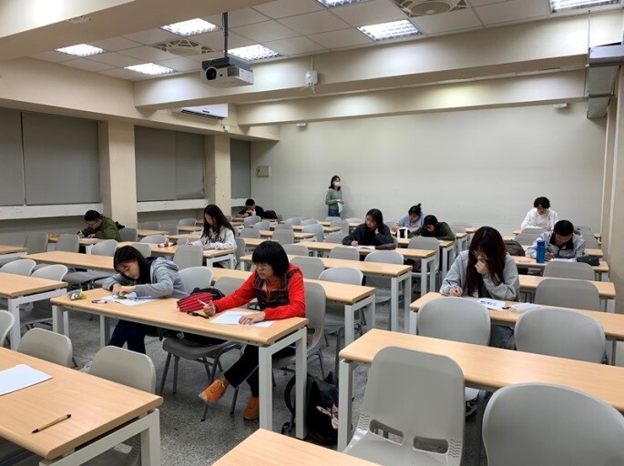 參賽學生依說明撰寫作文圖片