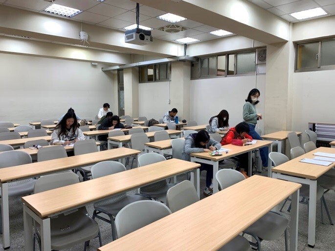 參賽學生依說明撰寫作文圖片