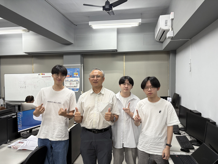 第一名與老師合照(題目: Hand Seal Gesture  Door Access  Control System)圖片